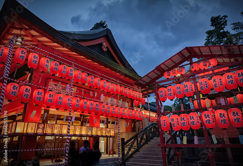 Canvas Print Fushimi Inari Taisha shrine illuminated with red lanterns in Motomiya Festival i