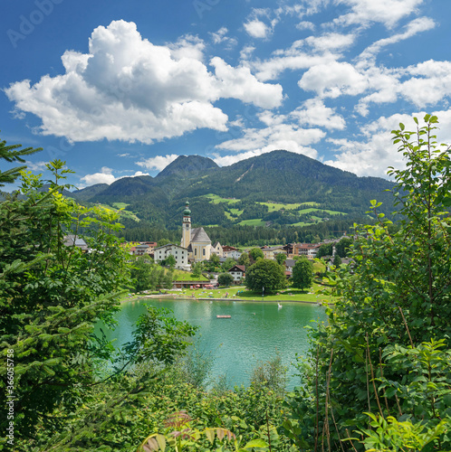 Bergidylle - See und Kirche in den Alpen
