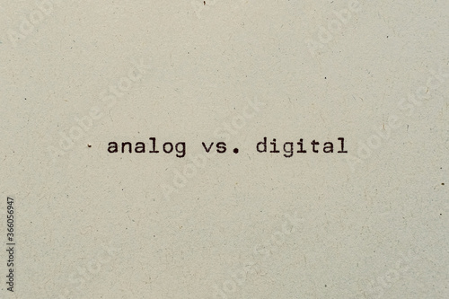 analog vs digital als Text auf Papier mit Schreibmaschine photo