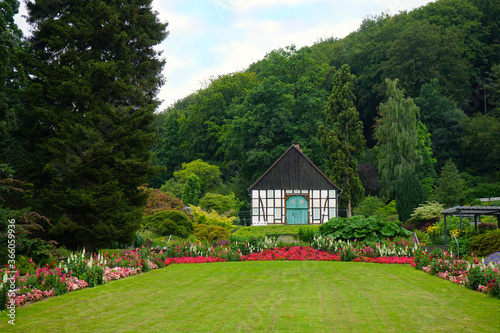 Botanischer Garten in Bielefeld mit Fachwerkhaus,Blumen, Teutoburger Wald, im Sommer