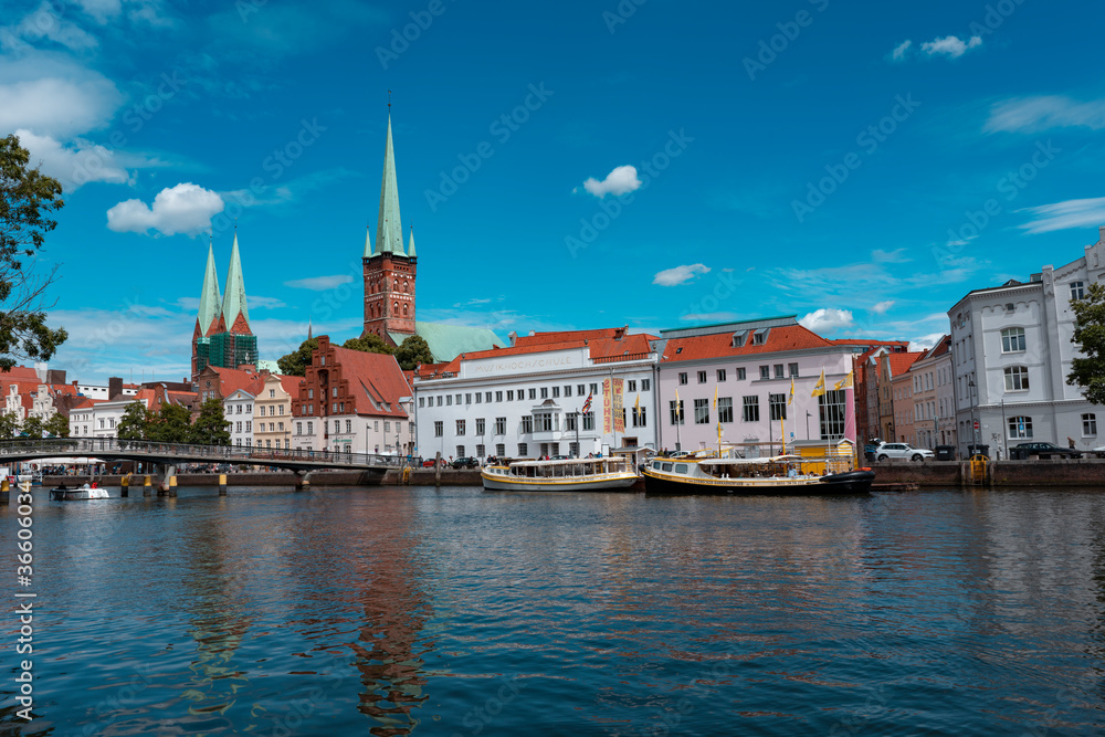 St. Petri und St. Marien der Hansestadt Lübeck von Obertrave aus