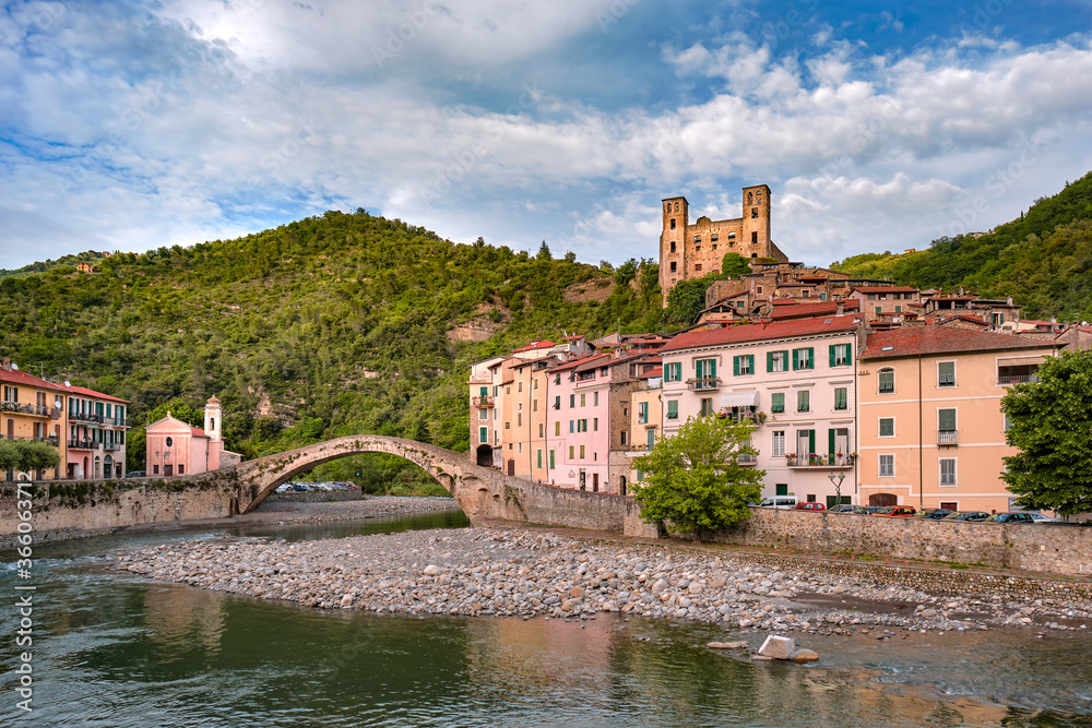 Fototapeta premium Dolceacqua w Ventimiglia, dystrykt Imperia, Liguria (Włochy). Średniowieczny zamek na Riwierze Liguria, Castello dei Doria, Stary Most, Zabytkowy Zamek.