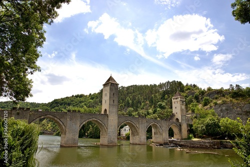 Pont valentré Cahors - voyage tourisme paysage vieux ancien © mathisprod
