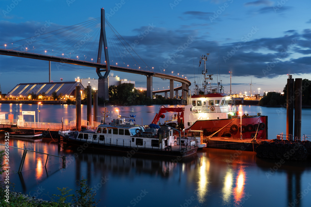 Köhlbrandbrücke Hamburg in der Abenddämmerung vom Schiffsanleger Neuhof