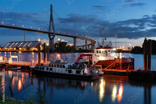 Köhlbrandbrücke Hamburg in der Abenddämmerung vom Schiffsanleger Neuhof