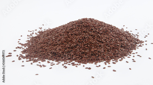 Flaxseeds occur in two basic varieties/colors: brown or yellow. Most types of these basic varieties have similar nutritional characteristics and equal numbers of short-chain omega-3 fatty acids.