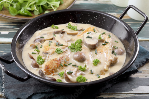 Tableau sur toile piatto di carne con pollo  funghi e crema di formaggio