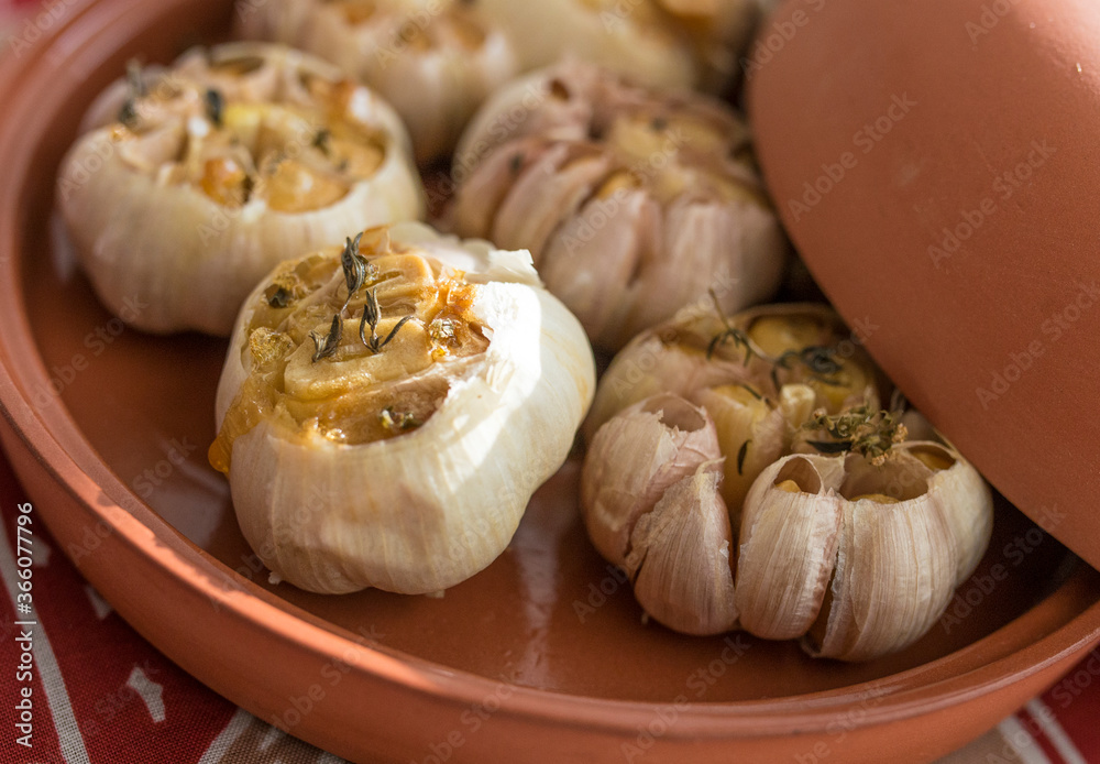 Tasty oven-roasted garlic cloves. Tasty oven-roasted garlic cloves.