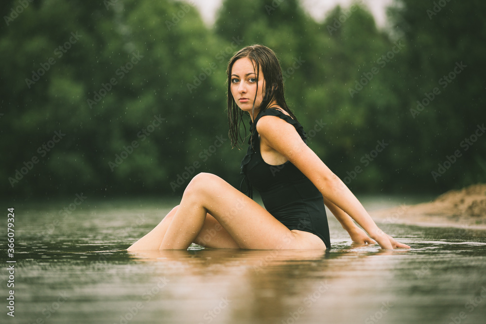 Junge Frau im Monokini genießt eine Abkühlung im Badesee Junge Frau im Monokini genießt eine Abkühlung im Badesee