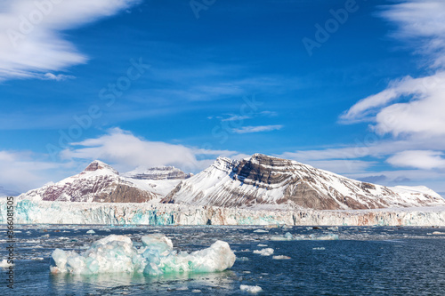 Foto Iceberg, glacier and the Three Crown mountains of Kongsfjorden, Svalbard