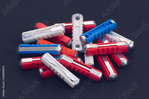 Automotive electrical fuses with 8A, 16A and 25A current ratings. photo