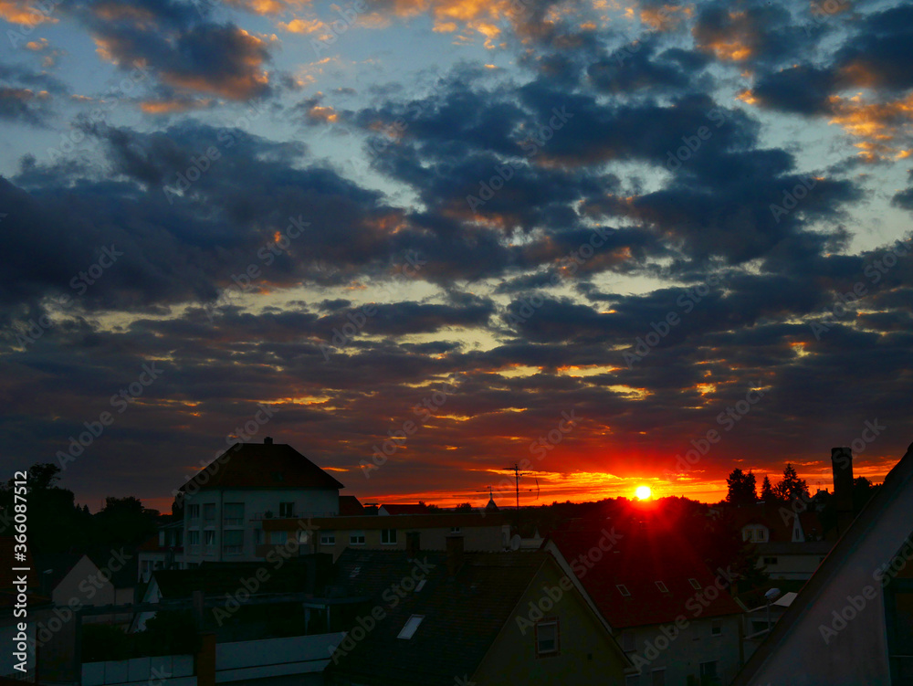 Laupheim, Deutschland: Ein farbenfroher Sonnenuntergang über der Stadt