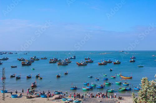 View of the sea in the sky with a bright blue sky. And many boat stops © WP_7824