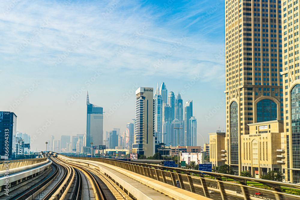 Fototapeta premium ドバイメトロから見えるUAEドバイの街並み