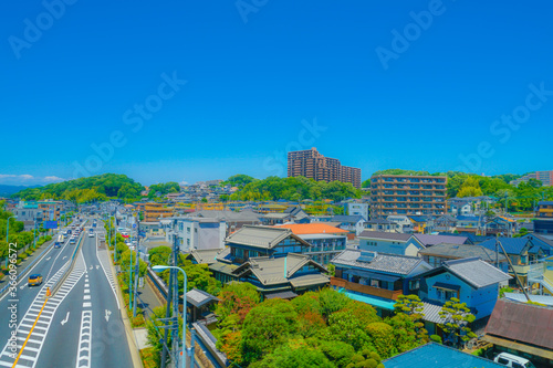 多摩地域の住宅街と青空