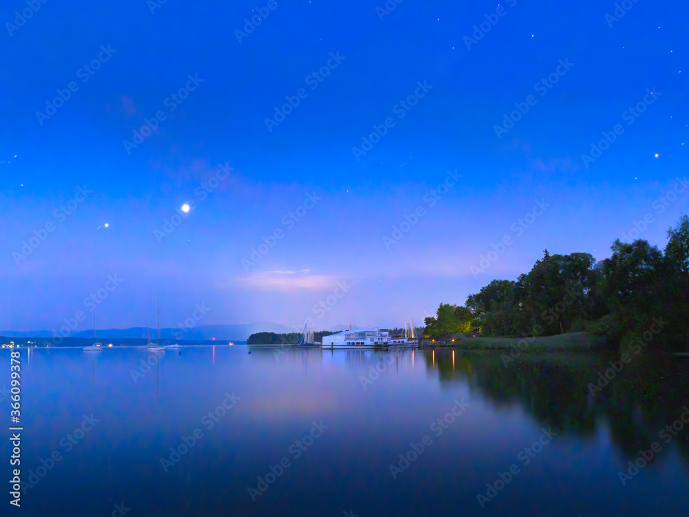 Nachthimmel am See, Bayern, Deutschland