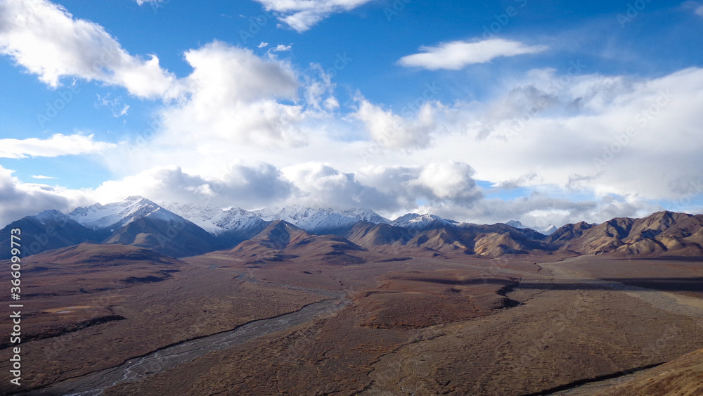 Naklejka premium Mountain landscape with blue sky and clouds