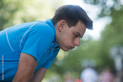 Junger Mann außen mit kariertem Hemd  © SundGo