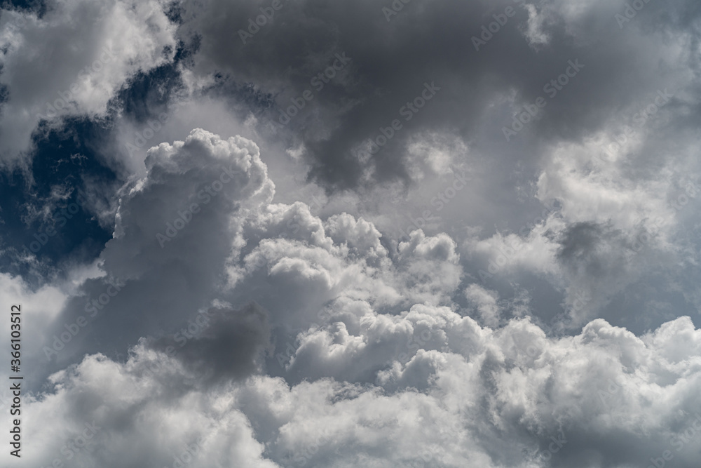 dramatic cloudy sky before thunderstorm
dramatic cloudy sky before thunderstorm