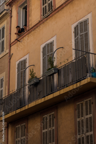  View of the historic quarter "Le Panier", old city center full of people and colors in Marseille, South of France. Is the most typical place in the city. 