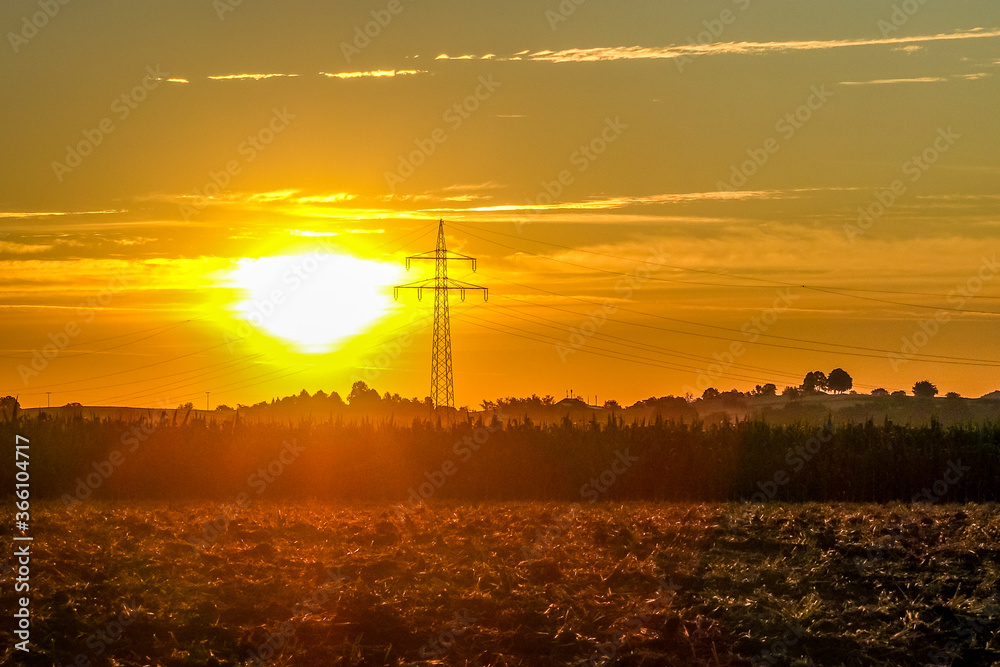 Fototapeta premium Strommasten im Feld