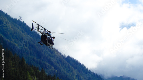 Fototapeta Naklejka Na Ścianę i Meble -  Hélicoptère du PGHM dans la vallée de Chamonix 