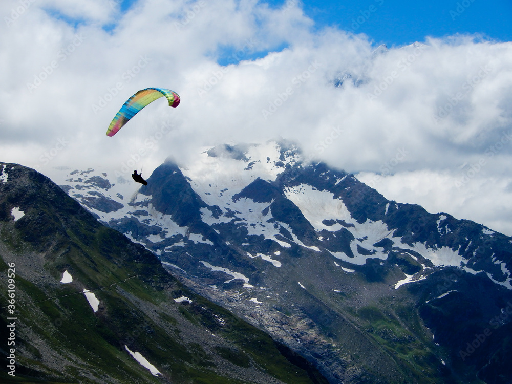 Parapente volant dans la vallée de Chamonix. Parapente volant dans la vallée de Chamonix.
