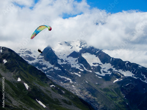Parapente volant dans la vallée de Chamonix.