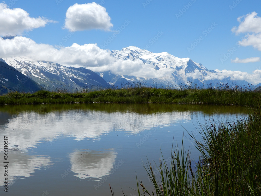 Lac en montagne  dans la vallée de chamonix