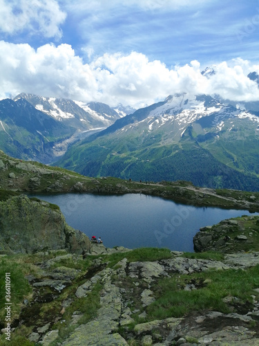 Lac en montagne dans la vallée de chamonix