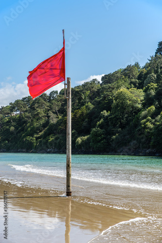 Drapeau rouge sur une plage
