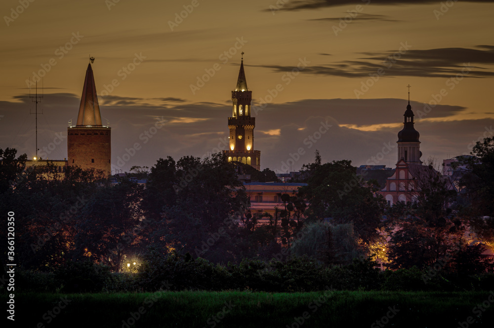 wieże ratusza i katedry w Opolu w nocy
