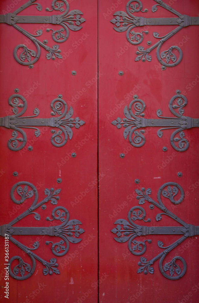 Fototapeta premium Francja , Prowansja , sierpień 2019 , stare drzwi kościoła w Nimes