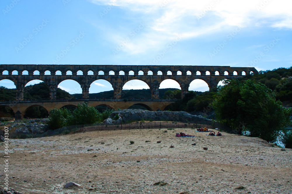 Naklejka premium Francja , Prowansja , sierpień 2019 , panorama na Pont du Gard