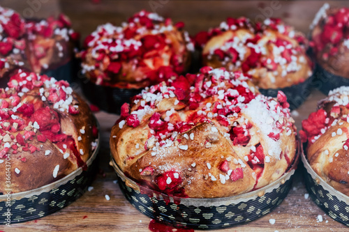 Obraz na płótnie Délicieux dessert saint-genis - Brioche aux pralines et sucre w salonie