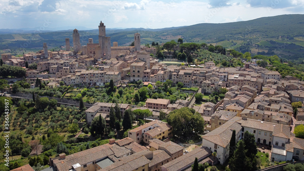 Obraz premium San Gimignano, Tuscany, Italy - July 16, 2020: aerial view of the medieval city of San Gimignano