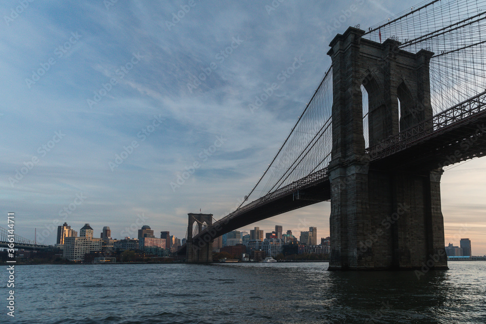 Obraz premium lewy widok na klasyczny most po zachodzie słońca w mieście latem