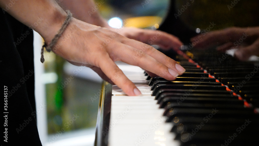 Obraz premium Man hands of a pianist play the piano.