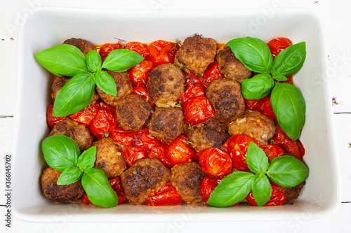 Mięsne klopsiki zapiekane z pomidorami z dodatkiem bazylii i tymianku