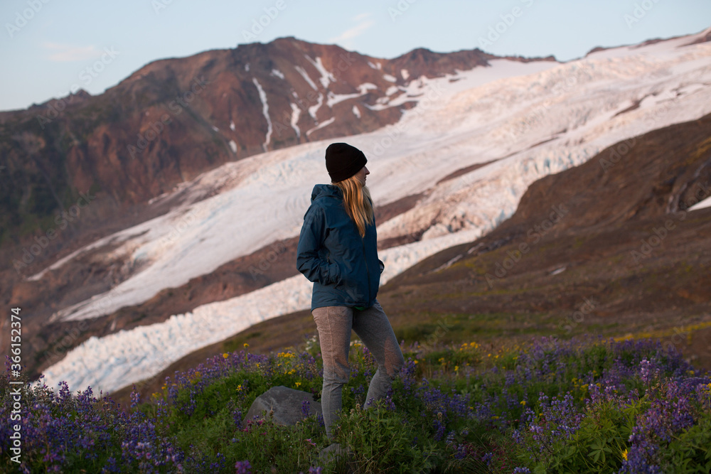 Obraz premium woman standing with hands in her pocket at Mount Baker-Snoqualmie National Forest