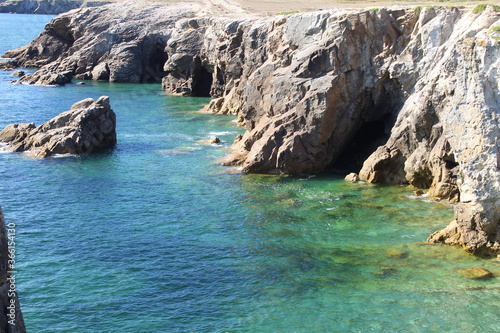 Baie de Quiberon. Côte sauvage. La baie de Quiberon offre un magnifique spectacle depuis la roche sculptée par le vent et l'eau.
