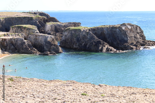 Baie de Quiberon. Côte sauvage. La baie de Quiberon offre un magnifique spectacle depuis la roche sculptée par le vent et l'eau.