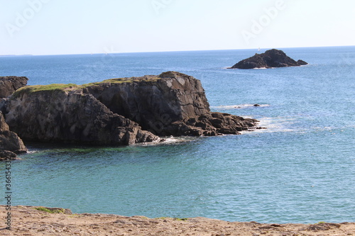 Baie de Quiberon. Côte sauvage. La baie de Quiberon offre un magnifique spectacle depuis la roche sculptée par le vent et l'eau.