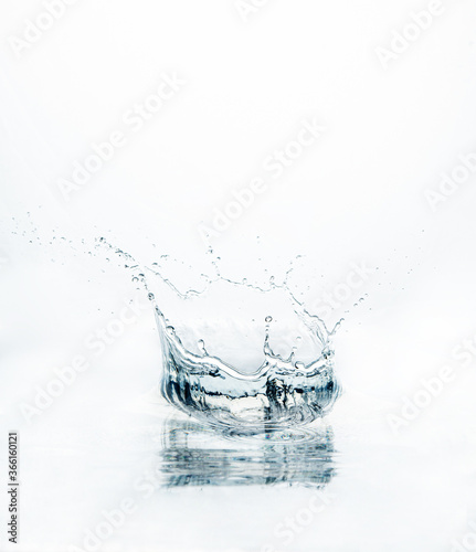 plusk wody na białym tle