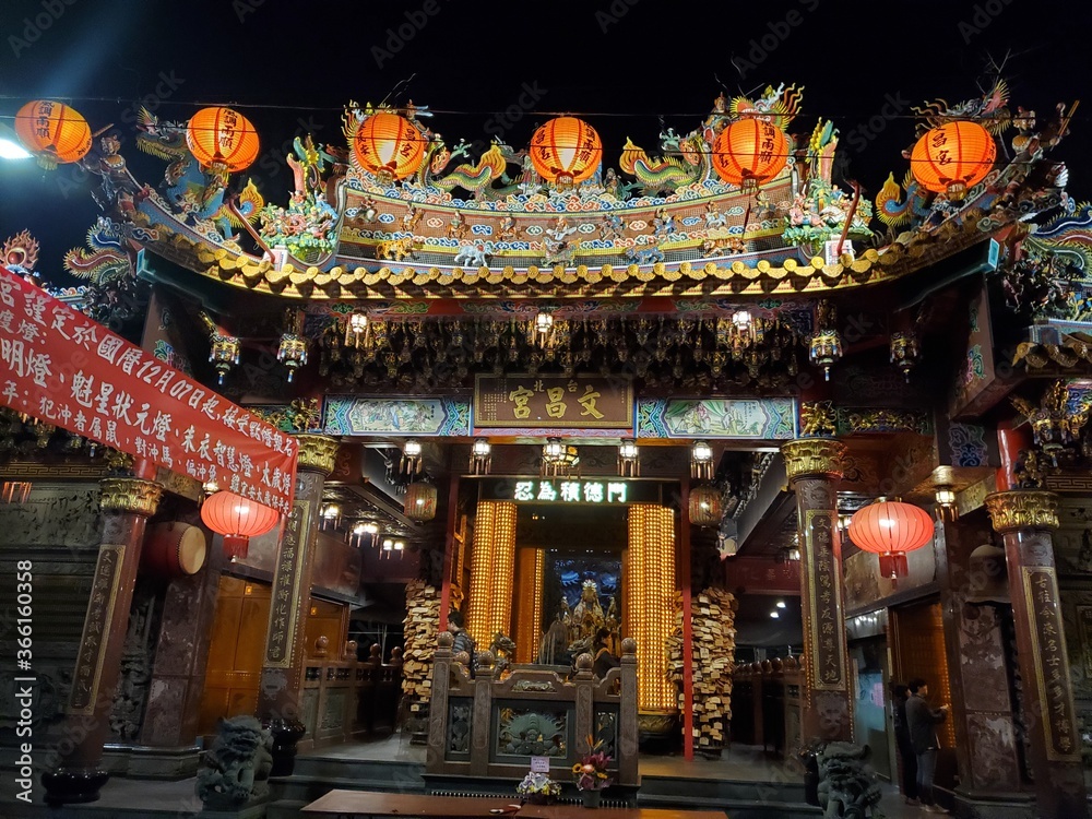 Fototapeta premium Colorful shrine in Taipei