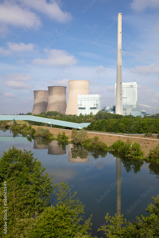 Germany, North Rhine-Westphalia, Werne, Bank of Lippe river and Gersteinwerk power station