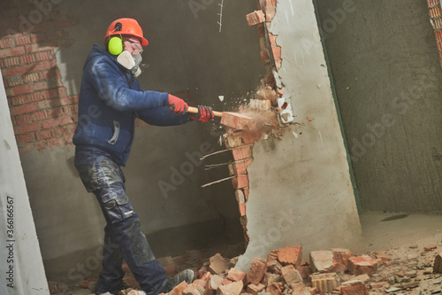 Tableau sur toile demolition work and rearrangement