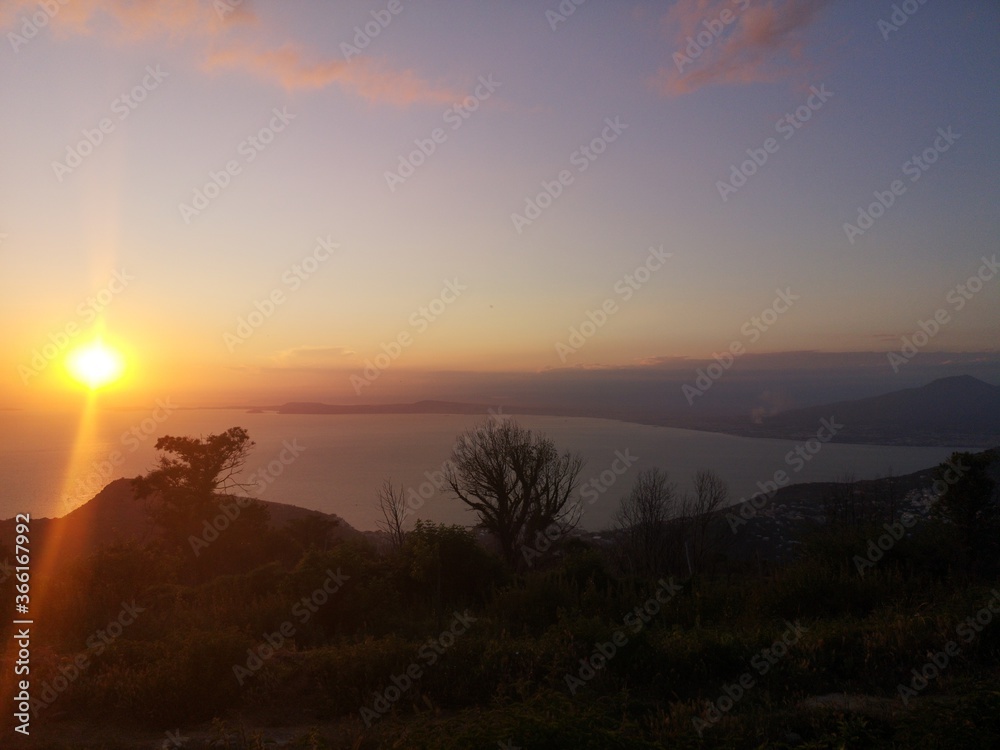 Tramonto sul golfo di Napoli catturata dal Monte Comune (Promontorio dei monti lattari). Da Vico Equense, Sorrento, Meta, Piano di Sorrento... Tramonto sul golfo di Napoli catturata dal Monte Comune (Promontorio dei monti lattari). Da Vico Equense, Sorrento, Meta, Piano di Sorrento...