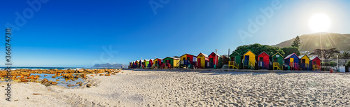 Panorama farbenfroher Strandhütten