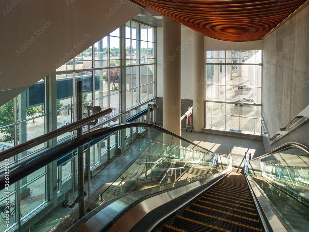 Obraz premium inside of a train station on a bright sunny day with big windows